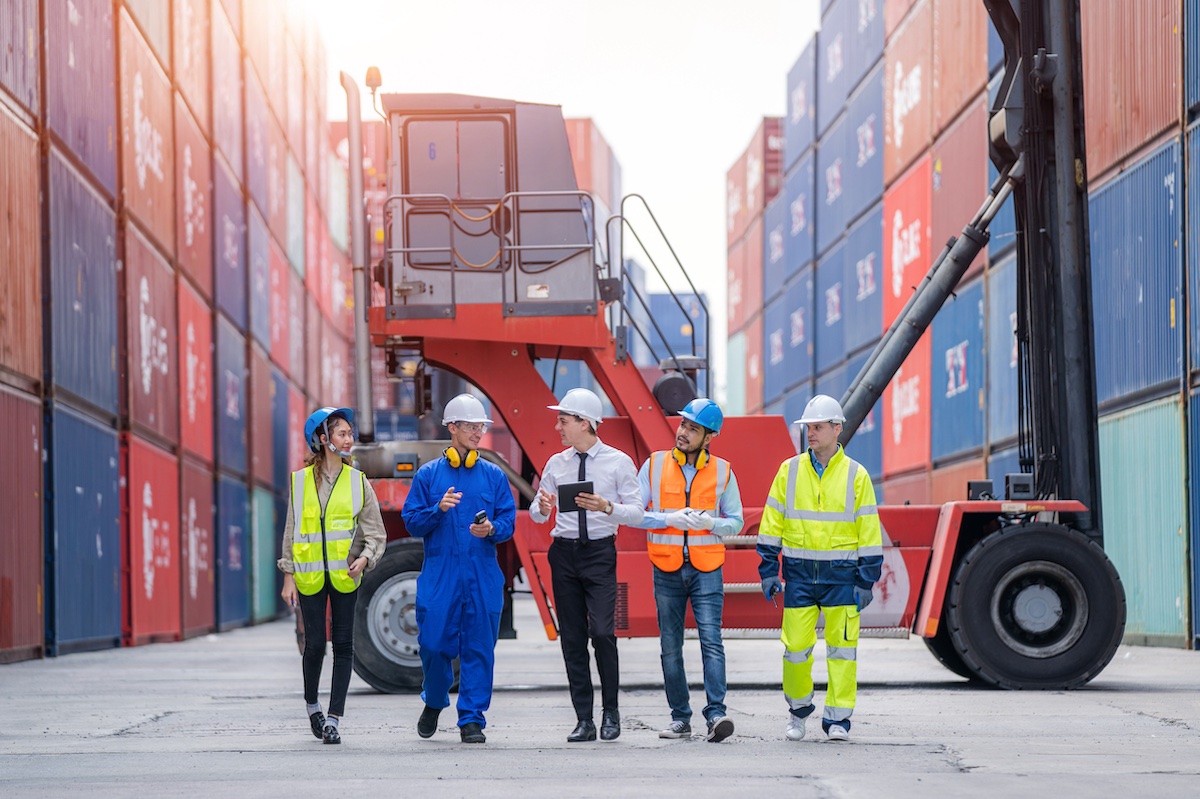 Stop Inventory Chaos: Why Smart OEMs Choose VMI, 3PL, or Hybrid Solutions 1 Container logistics 3PL VMI